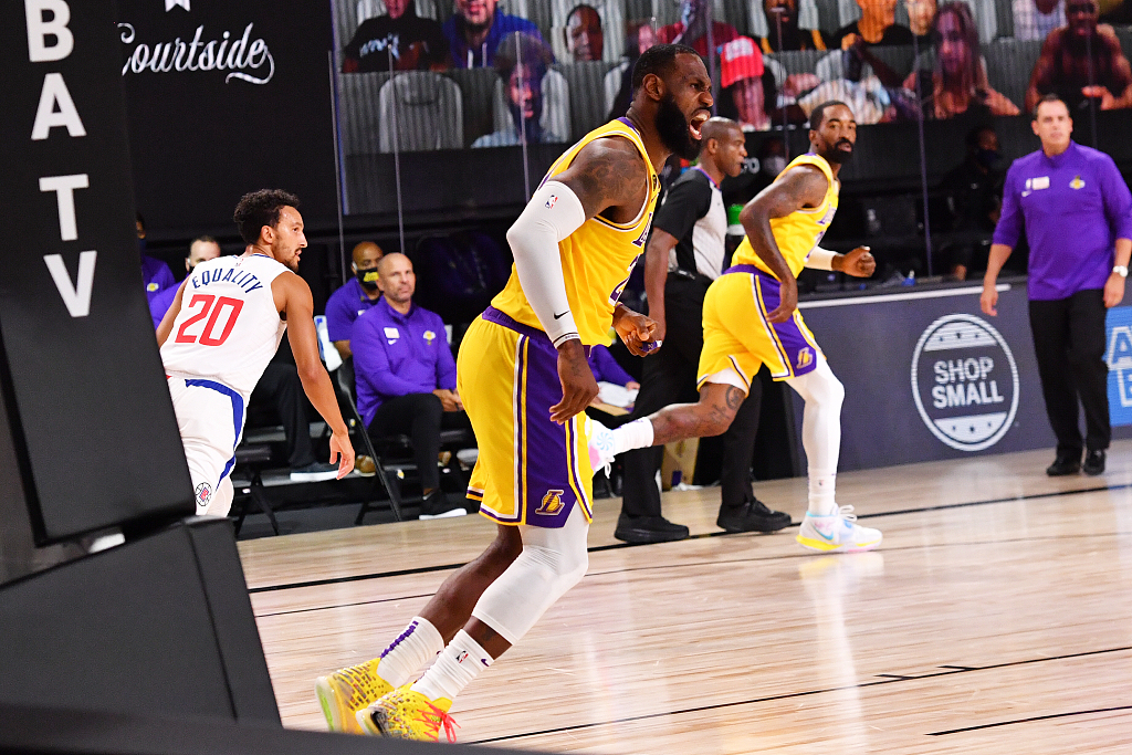 中国男篮鏖战快船，特雷杨三分雨点燃全场