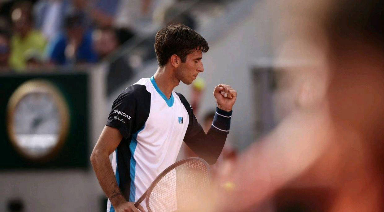 法国网球队绝杀澳大利亚网球队，西西帕斯制霸全场的简单介绍