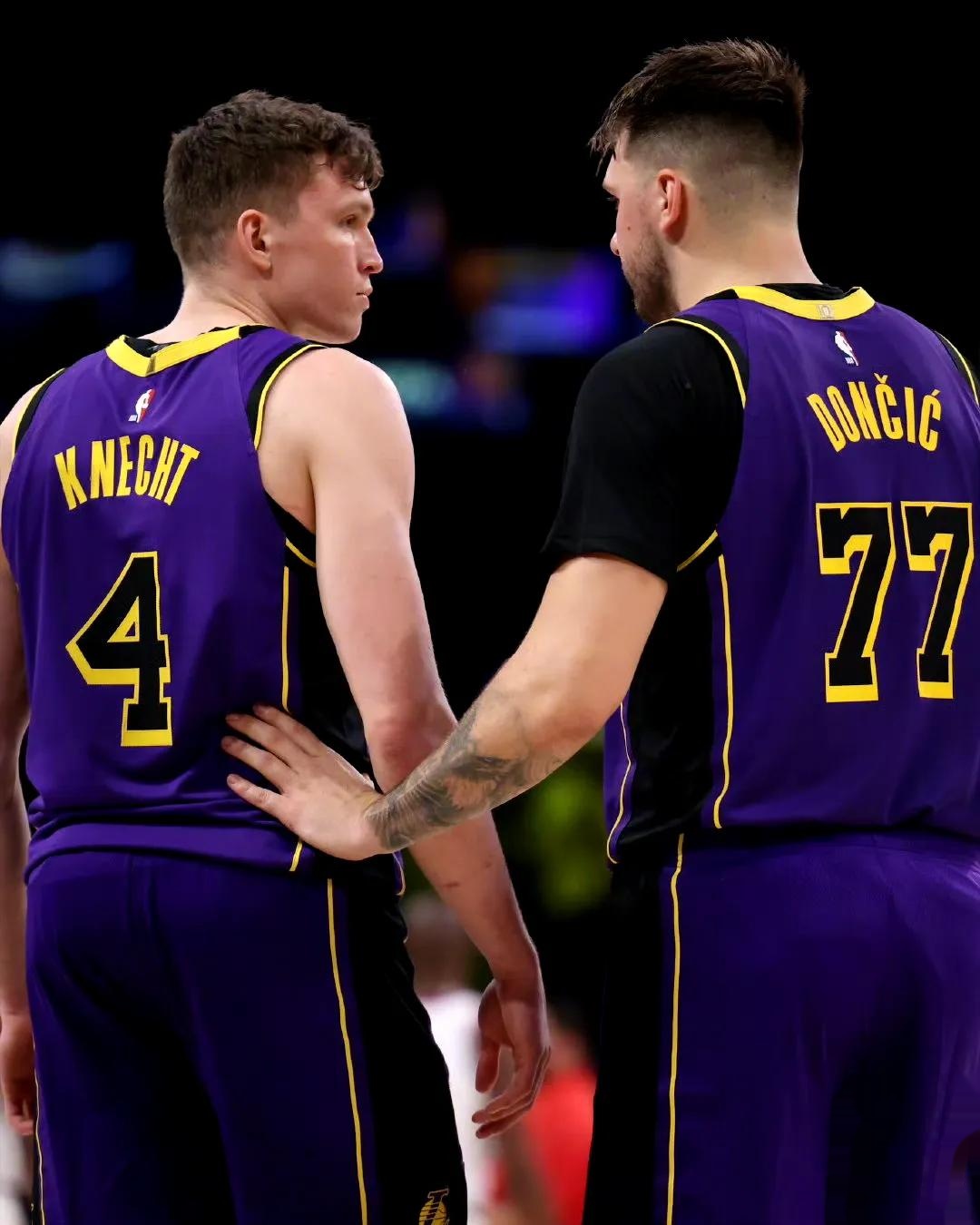 湖人险胜德国男篮,加里纳利送出助攻 湖人险胜德国男篮,加里纳利送出助攻