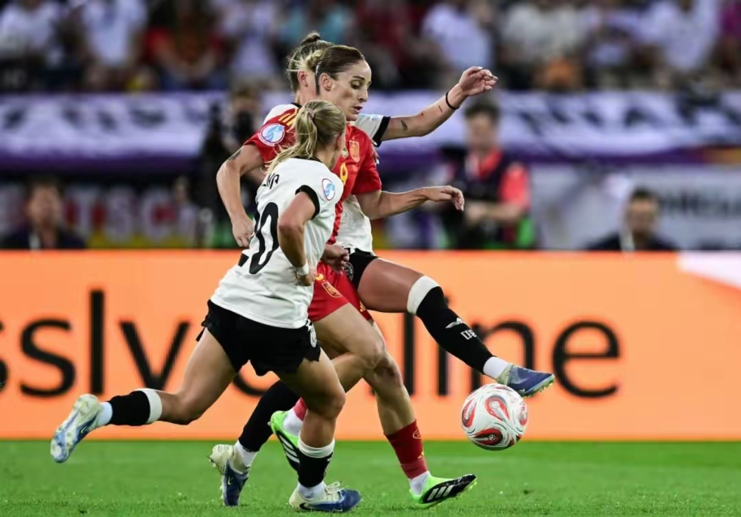 女子足球赛事中，激烈的对抗与意想不到的结果