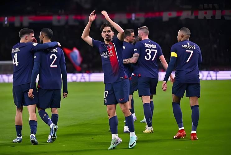 包含昂热主场告捷，法甲前四席位望眼欲穿的词条