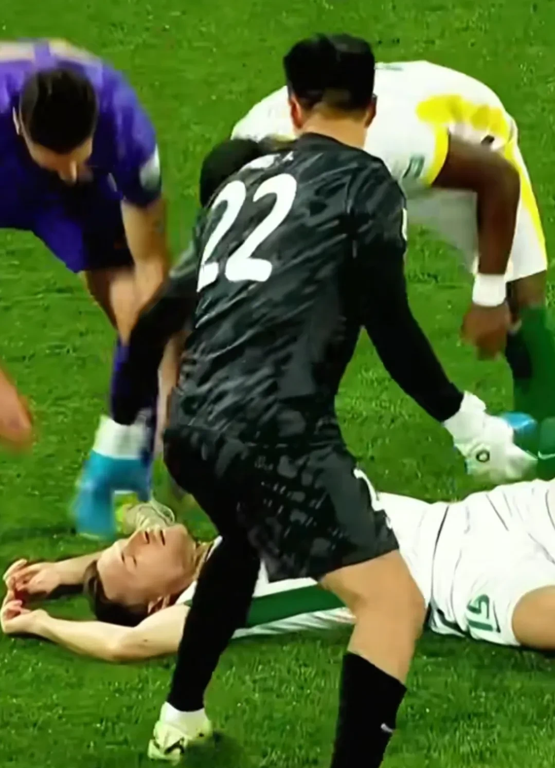 比赛中发生的一幕令人震惊和感动 比赛中发生的一幕令人震惊和感动