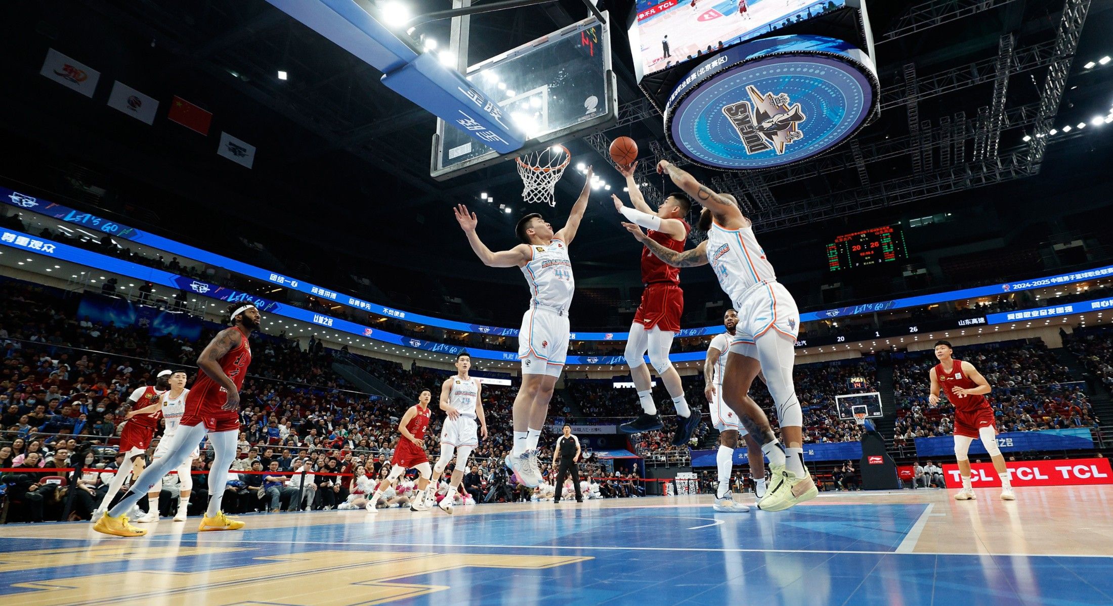 篮球比赛中双方实力悬殊，一方轻取胜利的简单介绍