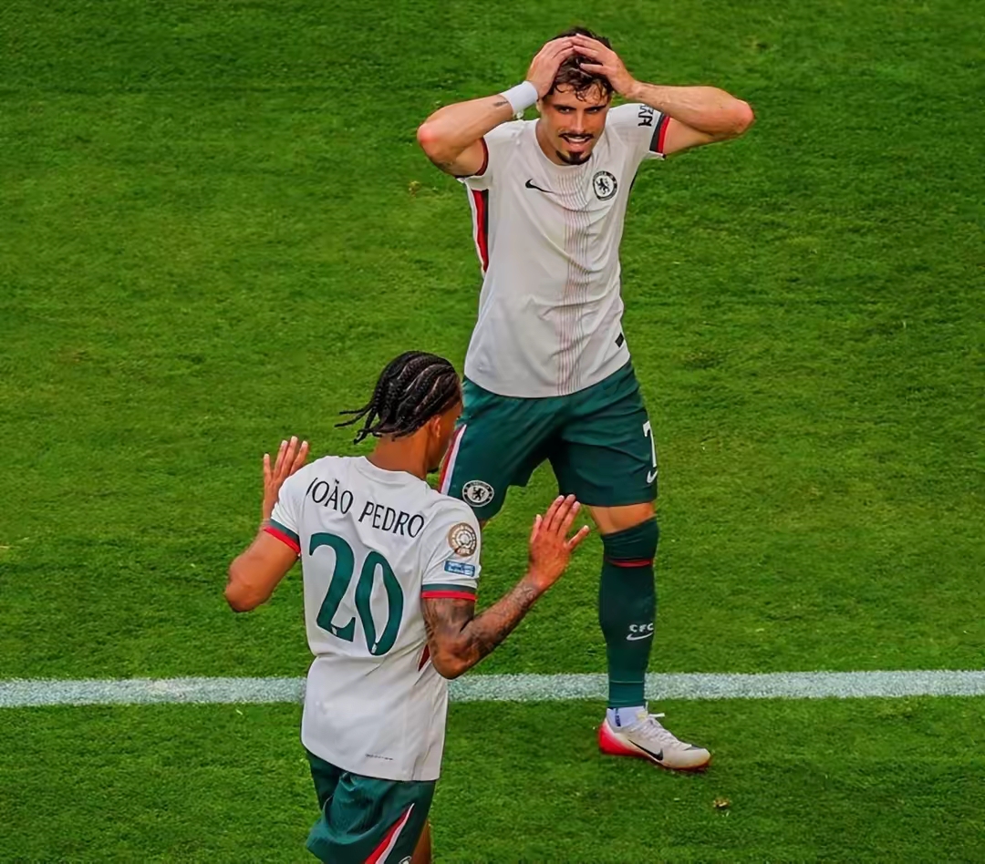 包含南美联赛：阿根廷豪门纽维尔老矣，失误连连不敌对手的词条