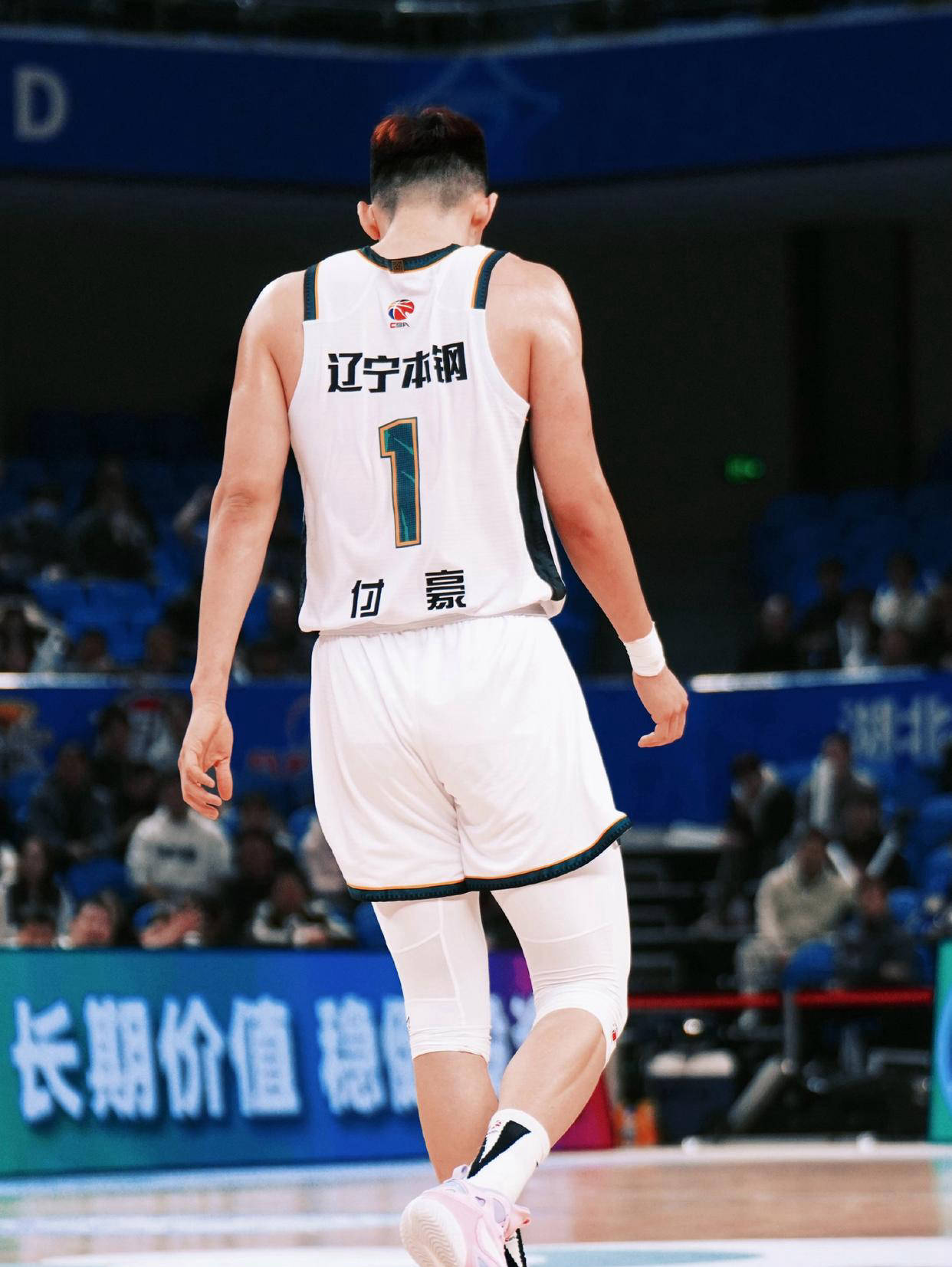 辽宁男篮表现不俗，成功逆转取得胜利