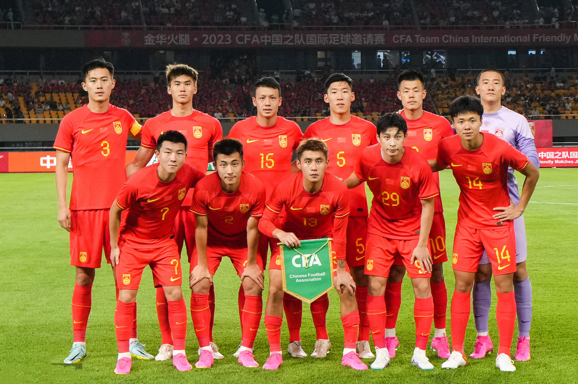 中国足球报道：多队交锋备战场上技术脱颖而出的简单介绍