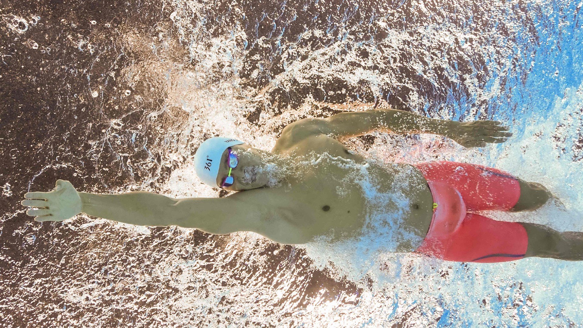 赛道奇迹，红牛二队险胜梅赛德斯，拉塞尔刷新纪录之夜